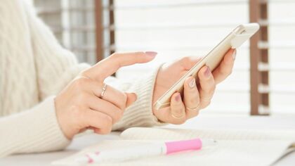 LINEで連絡する女性